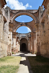 Fototapeta na wymiar Pasillo y cupulas de la Catedral de San Jose, destruidos por los terremotos de Santa Marta en 1773. Antigua Guatemala.