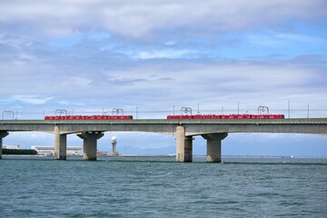 セントレア大橋上で交差する赤色の電車