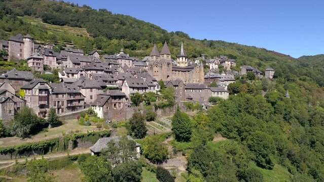 Village de Conques et son abbatiale Ste-Foy, Aveyron, France. Images a&eacute;riennes	
