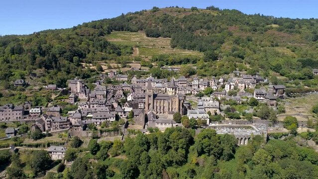 Village de Conques et son abbatiale Ste-Foy, Aveyron, France. Images a&eacute;riennes	
