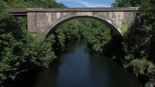 Image aérienne d'un pont abandonné au dessus de la Vallée du Lot, Aveyron, France	
