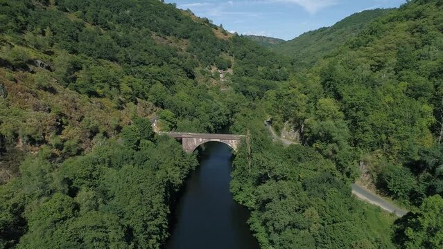 Image a&eacute;rienne d'un pont abandonn&eacute; au dessus de la Vall&eacute;e du Lot, Aveyron, France	
