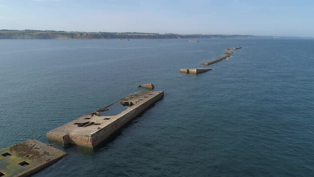 Arromanches, Normandie. Les caissons Phoenix du d&eacute;barquement du 6 juin 1944 en Normandie. Port artificiel.