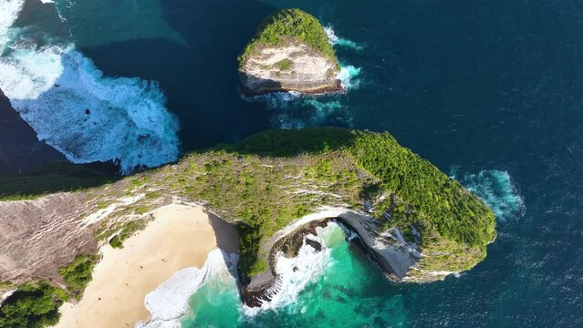 A beautiful, quiet beach with gentle waves and clear, blue sea water. at kelingking beach in nusa penida, indonesia