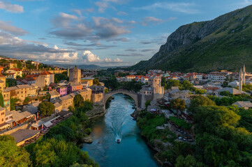 Mostar i jego stary kamienny zabytkowy most nad rzeką Neretwą. Panorama mostu o zachodzie...