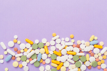 Different medical pills and capsules on color background, top view - obrazy, fototapety, plakaty