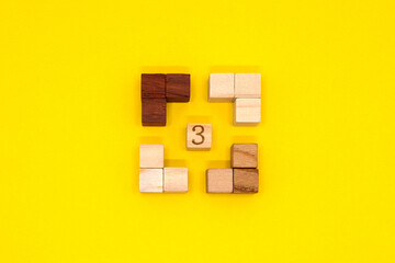 3をモチーフに角をウッドキューブで囲んだ黄色い背景