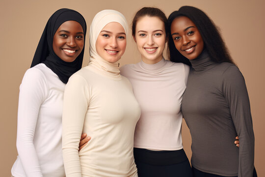 Sonrientes chicas multiétnicas en forma, cuatro modelos de mujeres jóvenes felices y diversas en tops de ropa deportiva unidas sobre fondo beige, entrenamientos de yoga fitness en grupo.