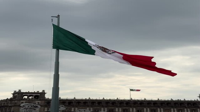 Bandera Mexicana ondeando en el cielo