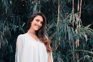 Hermosa chica modelando en la naturaleza