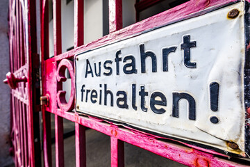 no parking sign in germany - translation: no parking