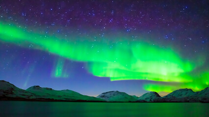 Obraz na płótnie Canvas Mystische Polarlichter über einem glänzenden See