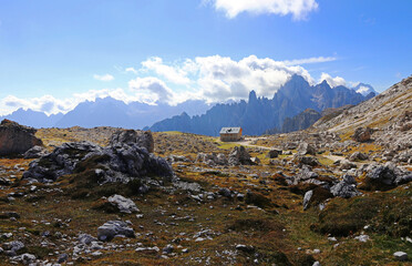 Berg- und Schutzhütte für Wanderer bei den Drei Zinnen in den Dolomiten