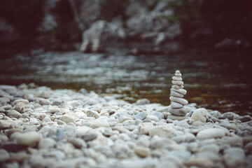 Piedras apiladas en un rio 