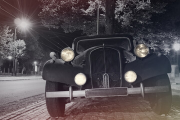 Oldtimer bei Nacht - Auto - Retro - Classic - Alt - Car - History - Vintage - Background - City -...