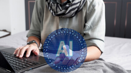 Mujer trabajando en su laptop tocando el símbolo de Inteligencia Artificial representando que la ha incorporado a sus negocios.