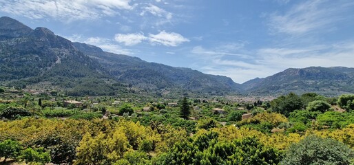 valley Surrounded by orchards of fruit trees and orange trees, we find the town of Sóller with its historic center of narrow cobbled streets, full of elegant modernist mansions and traditional Mallorc