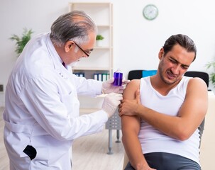 Obraz premium Young male patient visiting experienced doctor