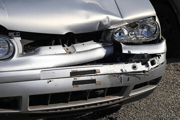 Durch einen Verkehrsunfall beschädigtes silbernes Auto