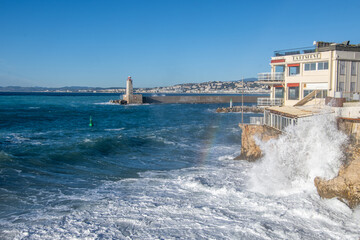 Lors d'un tempête à Nice, vagues s'écrasant sur un restaurant en bord de mer