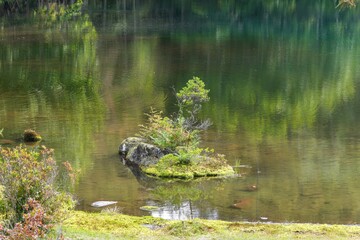 御射鹿池でみた美しい日本庭園のような情景