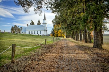Naklejka premium Lane leads to country church.