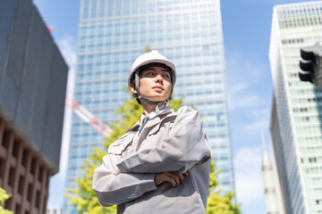 腕組みヘルメットのビジネスマン