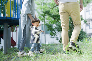 公園で遊ぶ親子の様子　振り返る　後ろ姿の足元