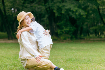 走る男の子を抱くママ・母親・親子
