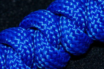 Węzeł wężowy zrobiony z niebieskiej linki nylonowej  - obrazy, fototapety, plakaty