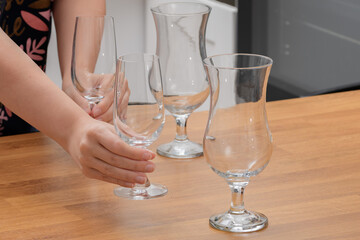 Ustawiać ozdobne szklanki do drinków i kieliszki do wina na stole - obrazy, fototapety, plakaty