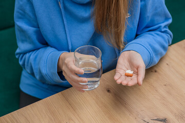 Łykać tabletki i popijać szklanką wody