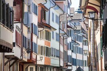 Fototapeta na wymiar Farbige Häuserreihe in der Altstadt von Zug, Schweiz