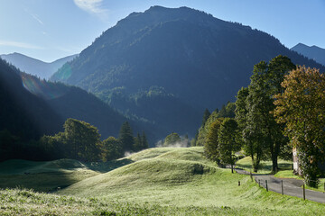 Herbstlich gefärbte Berglandschaft in den Allgäuer Alpen