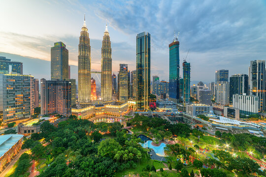 Fototapeta The KLCC Park and the Petronas Twin Towers, Kuala Lumpur
