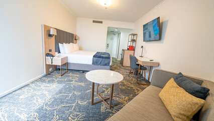 Amplia Habitación de Hotel con Diseño Moderno y Área de Descanso