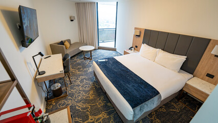 Habitación de Hotel Moderna con Cama King y Decoración Elegante