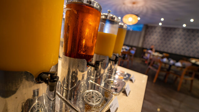 Dispensadores de Jugos en un Buffet de Desayuno de Hotel