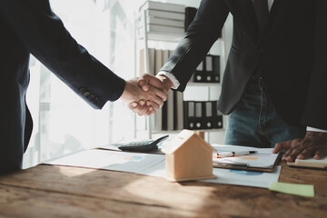 Talking with a real estate expert, Discuss property investments, A customer is having a financial meeting with an investment professional regarding the purchase of a home, real estate idea.