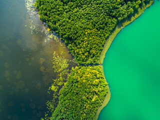 Seenkette mit Wasserfärbung aus der Luft