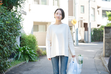 買い物袋を持つ女性
