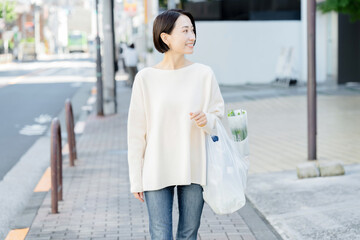 買い物袋を持つ女性