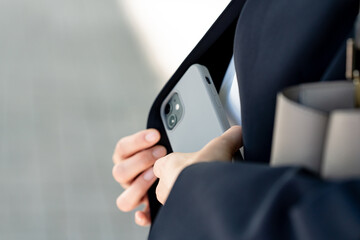 スマホで写真を撮る女性
