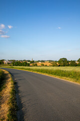 Route de campagne au milieu des champ en France au printemps. - 669135483