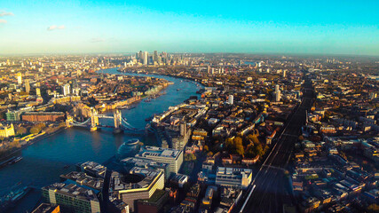Obraz premium Aerial panoramic cityscape view of London and the River Thames, England, United Kingdom. Tower of London. anorama include river Thames, Tower bridge and City of London and Canary Wharf buildings. 
