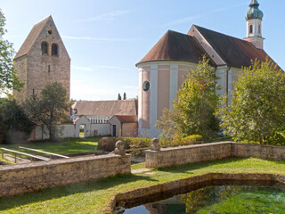 Fototapeta na wymiar Kirche und historischer Turm von Kloster Wessobrunn, im Vordergrund ein Fischteich