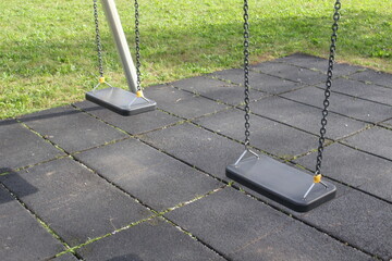 Swings on the playground / Huśtawki na placu zabaw - obrazy, fototapety, plakaty
