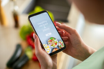 A person browsing healthy recipes on a smartphone - obrazy, fototapety, plakaty