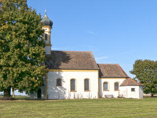 Fototapeta na wymiar Kapelle in den Wiesen in Oberbayern
