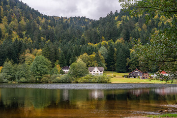 Fototapeta na wymiar Paysage d'automne, maison de vacances et lac dans les Vosges
